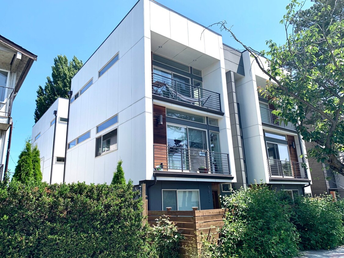Primary Photo - Modern & Stylish Townhome in the Heart of ...