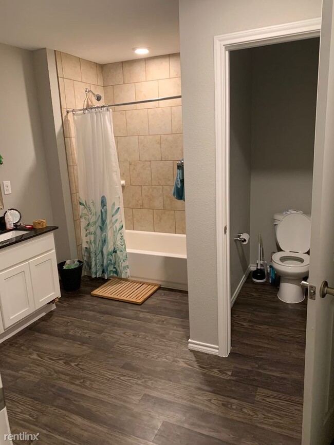 Building Photo - 3 br, 2 bath Apartment - 2810 salado st