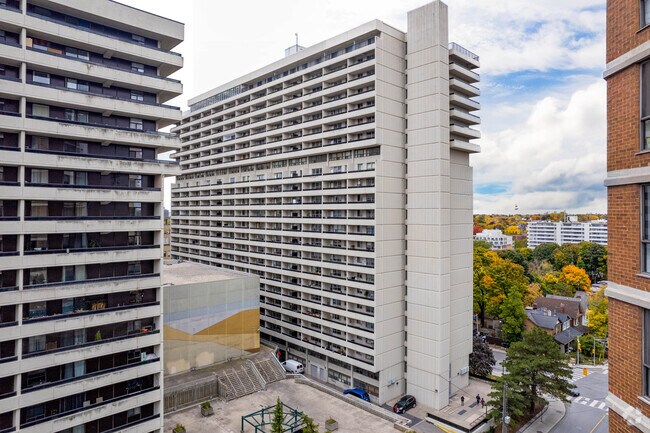 Photo du bâtiment - Yonge Eglinton Apartments – Duplex