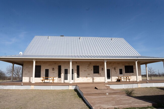 Foto del edificio - 3 Bed 3 Bath in Krum with 21 acres