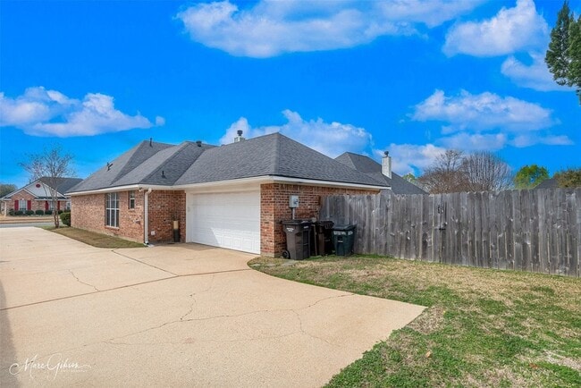 Building Photo - 3303 Colonial Dr