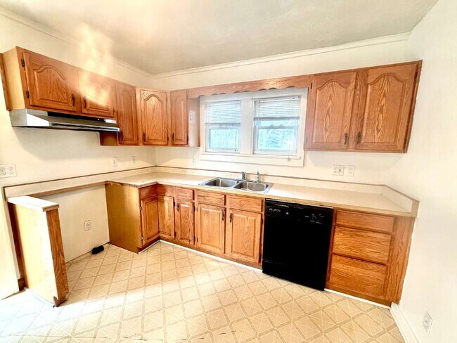 Foto del edificio - 3 Bedroom with a bonus room, 1 Bath Available!