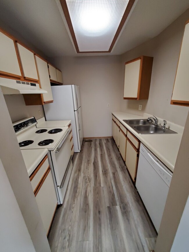 Building Photo - COMING SOON!! 2 Bedroom, 1 Bath Bottom Lev...