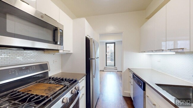 Building Photo - 220 E 63rd St