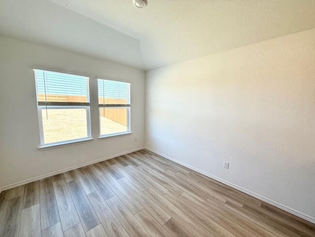 Foto del edificio - 12405 Trogdon Rd