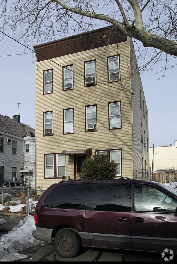 Foto del edificio - 66 Roosevelt Ave