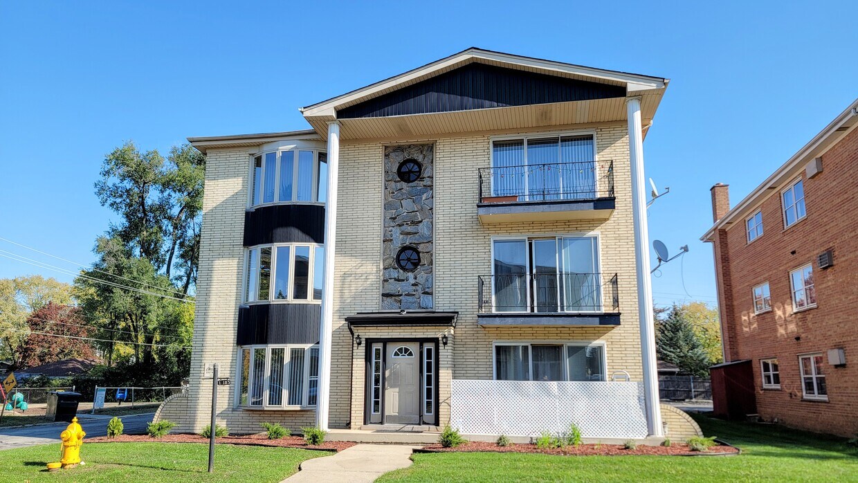 11185 Dr. Moraine - 11180 - 11185 Moraine Dr