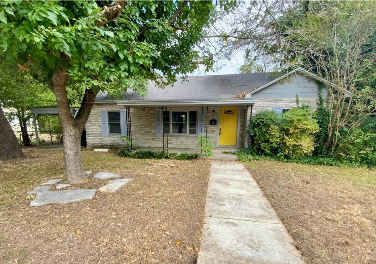 Primary Photo - Charming 3 Bedroom 2 Bath in Historic Belt...