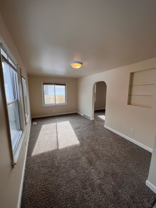 Foto principal - Bright, Clean 3 bed/1 bath- Move In Ready