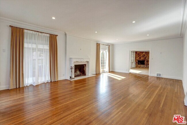 Foto del edificio - 165 N Las Palmas Ave