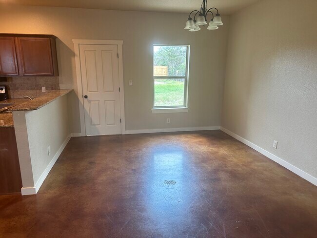 Building Photo - 1005 Live Oak Dr