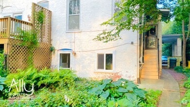Building Photo - 709 Park St