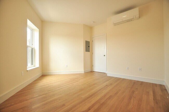 Building Photo - 872 Beacon St