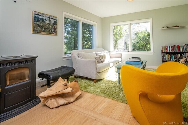 Foto del edificio - 35 Jennings Rd