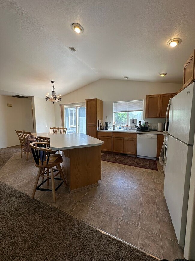 Foto del edificio - Charming 3-Bedroom Home with Open Layout &...