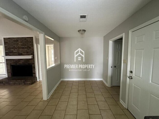 Foto del edificio - 819 Autumn Woods - Available Now!