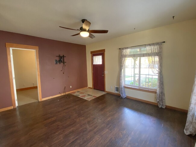 Building Photo - Cozy 2-Bedroom Home for Rent in Chelan, WA!