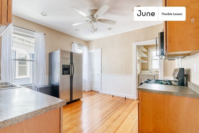 Foto del edificio - Queen bedroom in 5 bed/1.5 bath Home