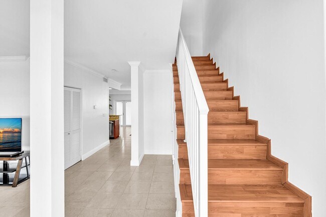 Building Photo - Spacious & Fully Renovated Townhome in East Hollywood – Prime Location!