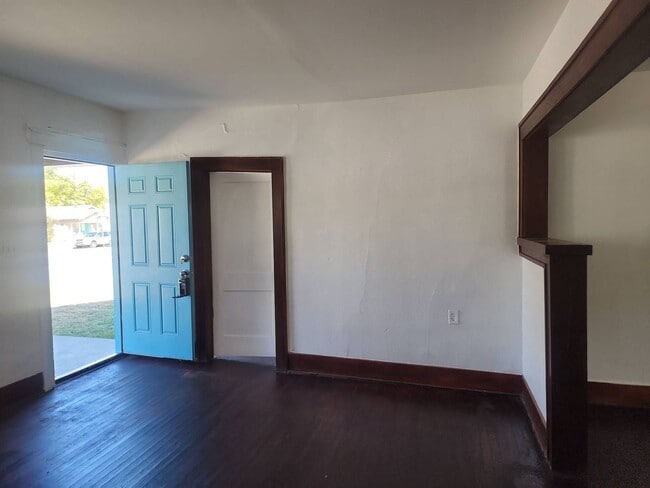 Building Photo - 2 bedroom 1 bathroom home