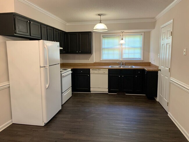 Foto del edificio - North Raleigh Townhome-Large Bedrooms and more! Coming Soon