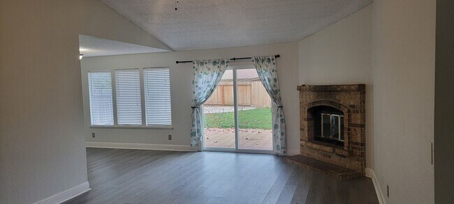 Building Photo - Adorable 3 bedroom 2 bath Available Now