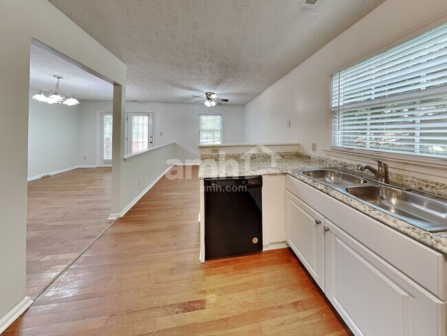 Foto del edificio - 210 Wood Valley Ct