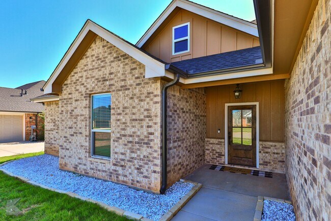Building Photo - 4 bedroom, EXECUTIVE RENTAL!