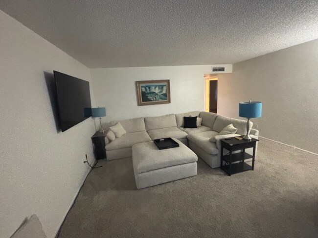 Foto del edificio - 619 N Pioneer Cir