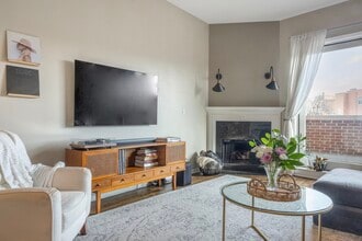 Building Photo - 1140 N Milwaukee Ave