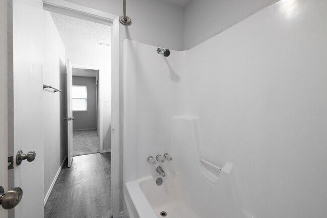 Foto del edificio - Remodeled Townhome with Granite & Stainless appliances