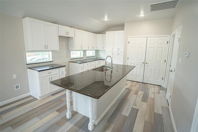 Foto del edificio - 5101 Hardy St