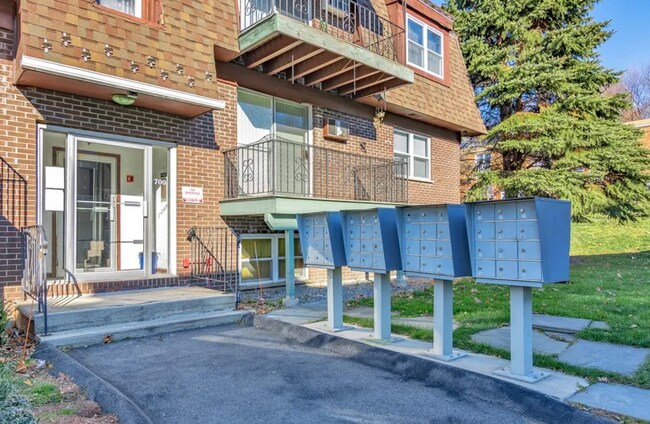 Foto del edificio - 700 Robbins Ave