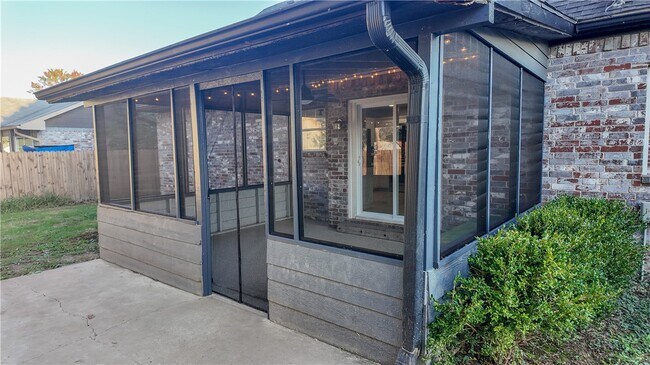 Building Photo - 2711 W Bishop Dr