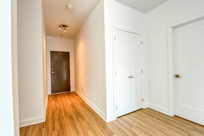 Building Photo - 6600 Av. de Darlington