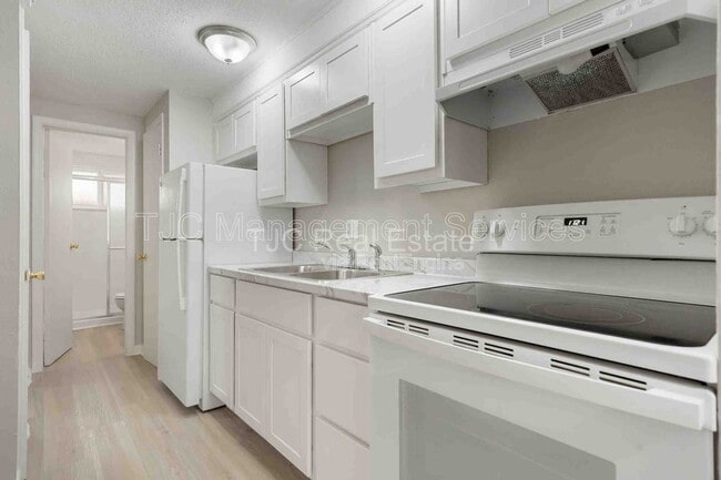 Building Photo - 1138 Corona St