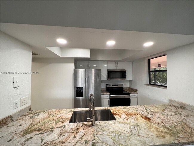 Foto del edificio - 16220 NW 2nd Ave
