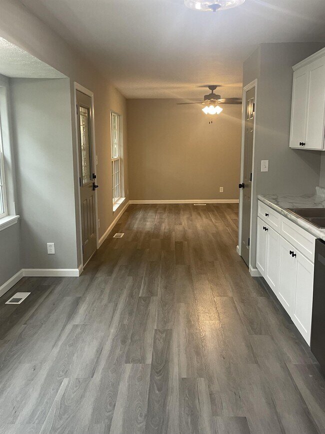 Foto del edificio - 3308 Ridgewood Dr