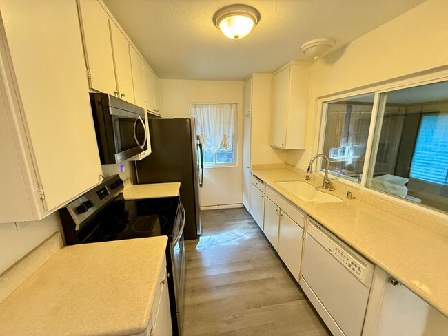 Building Photo - Charming 2-Bedroom Home in Friendly Valley with Resort-Style Amenities