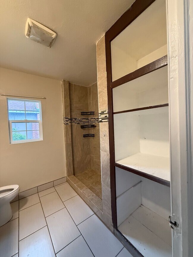 Foto del edificio - Beautiful 3-Bedroom Home in Shafter $1,900!!!! Spacious Layout, Basement, Carport & Large Backyar...