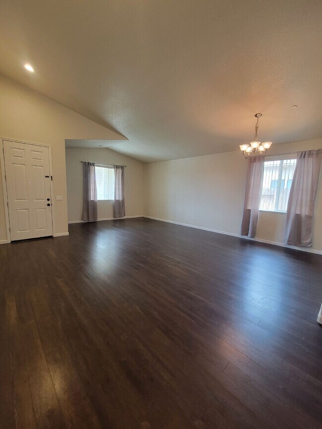 Foto del edificio - Four Bedroom North Merced Home Available