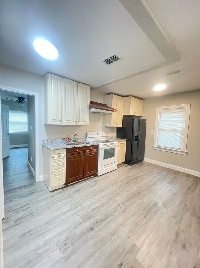 Foto del edificio - Price Reduction on this Newly Remodeled Ho...