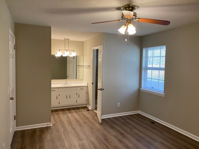 Master bedroom - 227 Battleview Dr