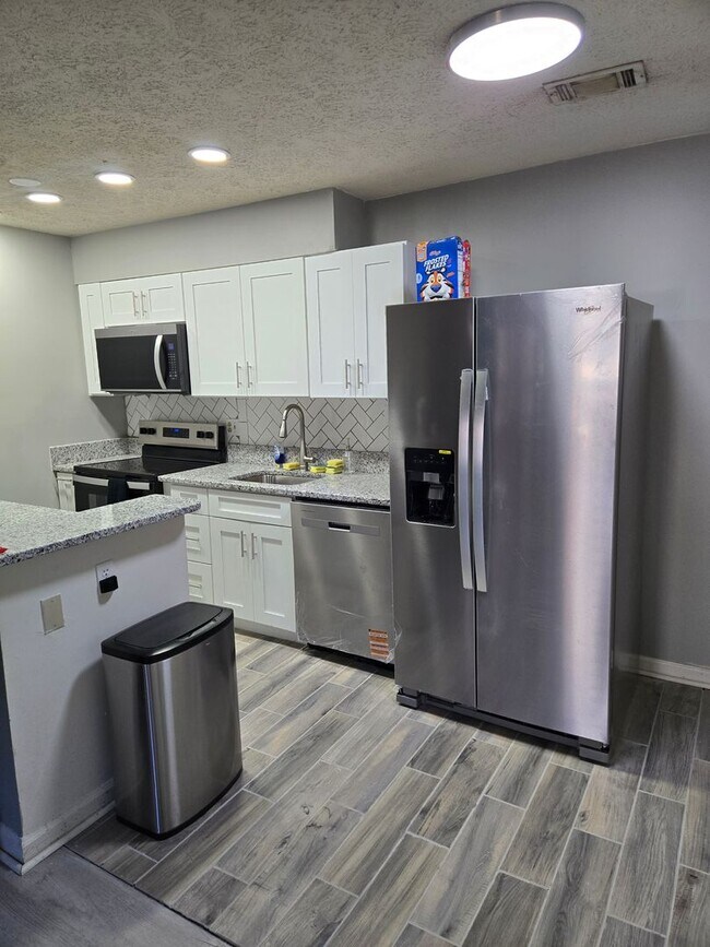 Foto del edificio - ***Call Fred Today 804-248-3490***College Roommate Wanted – Beautiful 2BR Condo in Gated Community