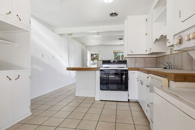 Building Photo - Adorable 2 bedroom 1 bath apartment!