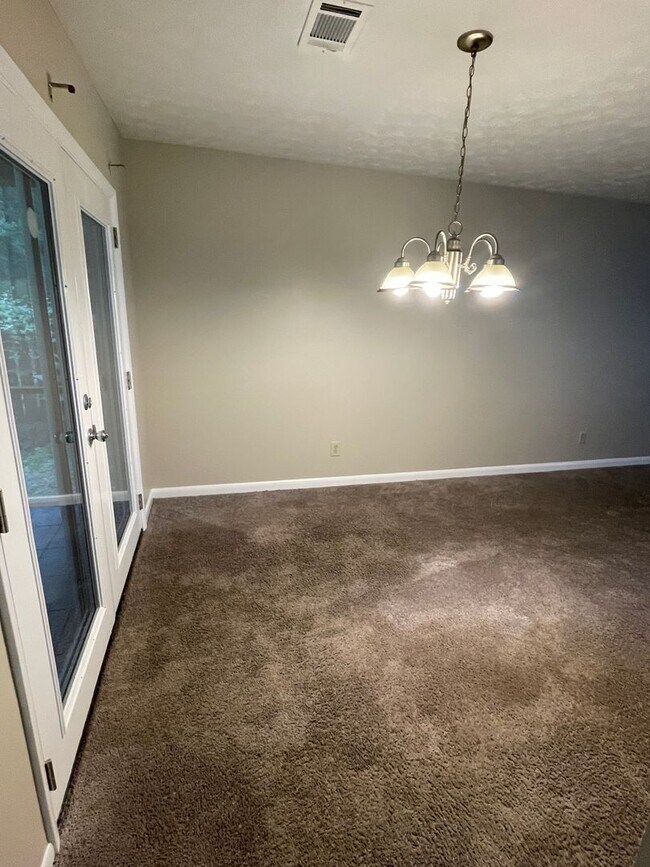 Building Photo - 1532 Pine Log