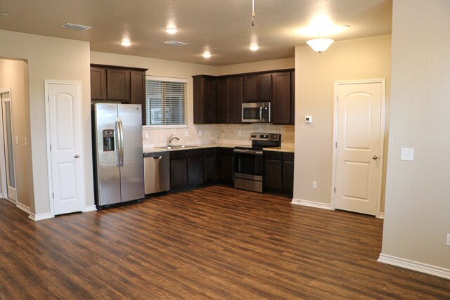 Foto del edificio - 740 Westfield Blvd