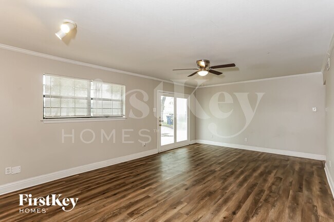 Foto del edificio - 3923 Treeline Dr