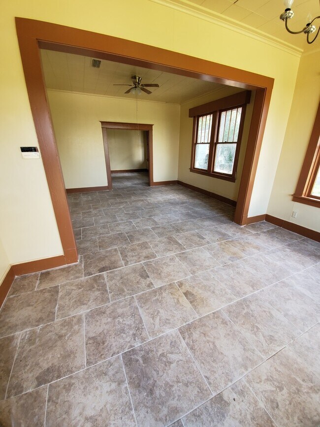 Foto del edificio - Spacious Highland home. Coming soon.