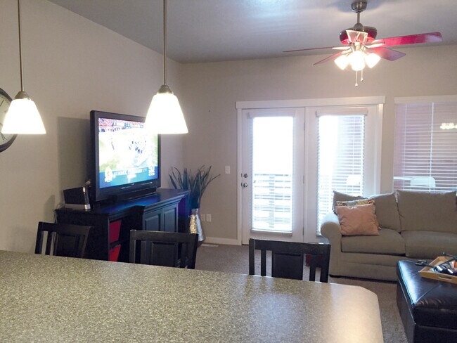 Foto del edificio - Spacious 2 Bedroom Townhome at The District!